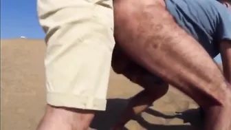 Cruising con un desconocido peludo a pelo en una duna de arena