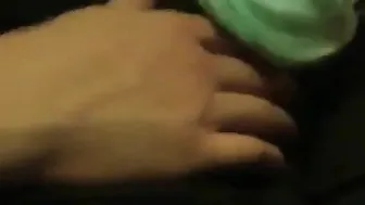 Sissy-transvestit in strumpfhose reißt sie für einen cumshot auf