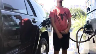 Tipo amateur pillado masturbándose en gasolinera