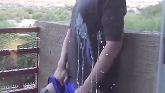 आदमी बालकनी में पब्लिक में हिला रहा है
