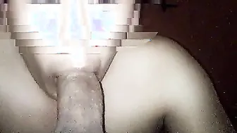 Caracurioso chupando o pau de um jovem twink em 69