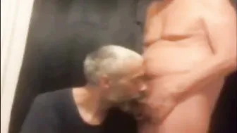 Amateur daddy bär masturbiert und bekommt einen blowjob