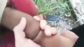 Amateur de acoplamiento de prepucios y mamada al aire libre en público