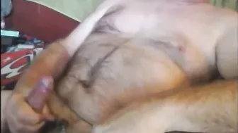 Papá oso maduro peludo se masturba la polla y dispara una gran corr...