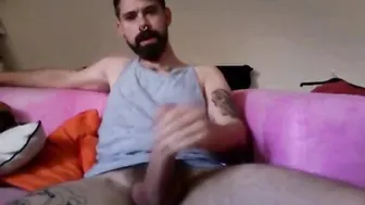 Hunk barbudo tatuado se masturba e goza na webcam