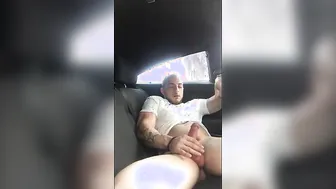 Hetero se masturba su polla gruesa en una autocaravana