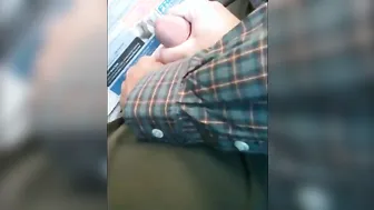 Tío hetero casado pillado pajeándose al aire libre con su polla grande