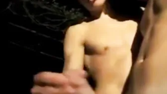 Un twink juega con su polla en el jardín por webcam