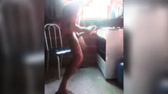 Twink latino se autochupa su gran polla en webcam