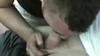 Twink amateur hace una mamada en camión y recibe una facial