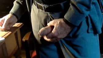 Papa mature se masturbe sa grosse bite non circoncise en cam