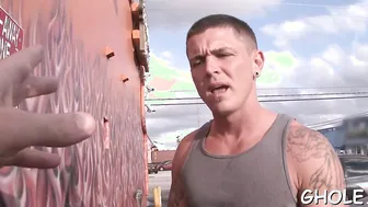 Amadores se encontram em um gloryhole para sexo anal brutal