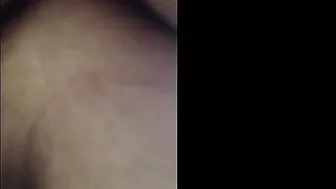 Desconocido se coge a pelo y le llena de leche a un extraño al aire...