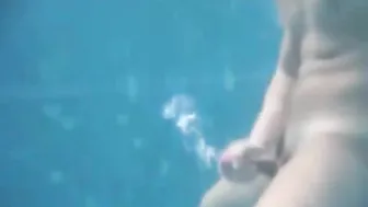 Twink hétero bate punheta debaixo d'água e goza em piscina pública