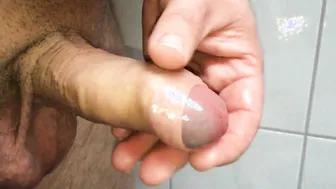 Chico amateur en solitario juega con el prepucio y la pequeña cabez...