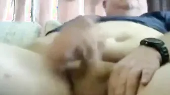دب ناضج يلعب بزبه ويقذف على الكاميرا