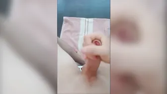 小鲜肉撸着他的未割包皮鸡巴射在毛巾上