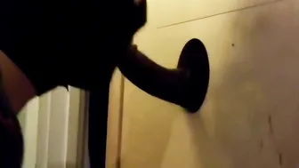 Homem negro amador recebe boquete profundo em glory hole caseiro