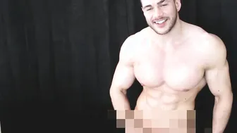 Hunk musculoso se masturba y se corre en solitario