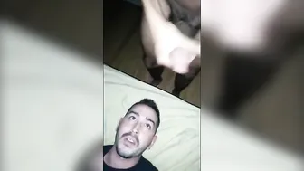 Macho brasileño amateur se corre en la cara de un chico guapo despu...