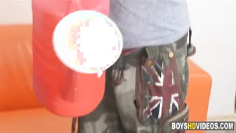 Twinks em dupla penetração bareback com fetiche de leite e creampie