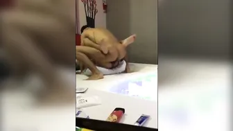 年轻的中国业余爱好者被年长的亚洲人在激情肛交中干