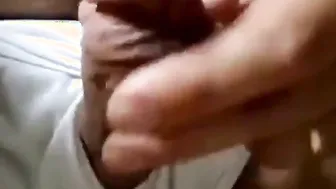 Pau pequeno e curvo sobressai da lingerie antes de punheta com gozada