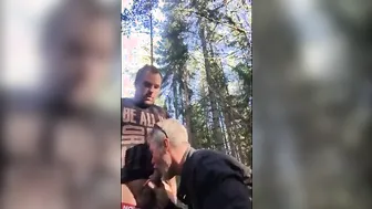 Oso hambriento folla a cachorro amateur a pelo al aire libre