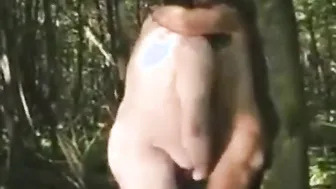 Dos osos peludos tienen sexo anal sin condón al aire libre en el bo...