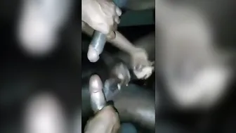 काला एमेच्योर थ्रीसम हस्तमैथुन, बड़े लंड और वीर्यपात के साथ