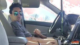 Twink latino lucas se masturba la polla en el coche