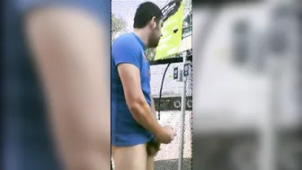 Oso peludo amateur se masturba en centro de jardinería público