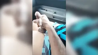 Travesti amateur se masturba la polla grande y se corre en la furgo...