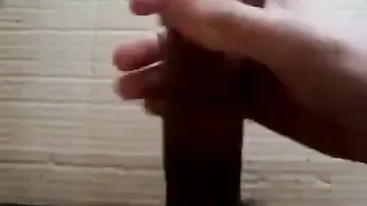 Chico amateur se masturba la polla grande y tiene una gran corrida