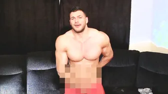 Gostoso musculoso da praia se masturba e goza