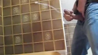 شاب ناعم هاوٍ يستمني زبه الكبير ويقذف كمية ضخمة
