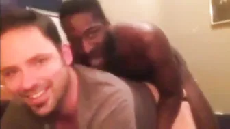 Transa sem camisinha entre twinks preto e branco com pau grande amador