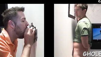 Twink faz boquete babado em gloryhole de banheiro público
