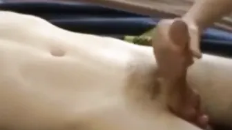 Chico amateur se masturba fuerte y dispara su carga