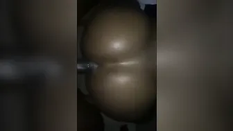 Pareja amateur negra sigue follando a pelo después de correrse