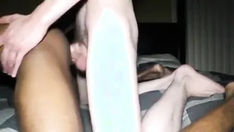 Twink blanco dotado folla a pelo a jock negro en interracial amateur
