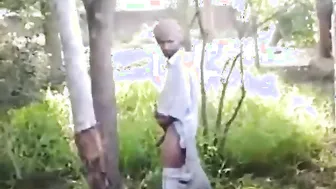 शौकिया लड़का सार्वजनिक जगह पर बाहर अपने बड़े लंड को हिलाता है