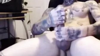 Twink latino tatuado se masturba la polla grande hasta correrse en ...