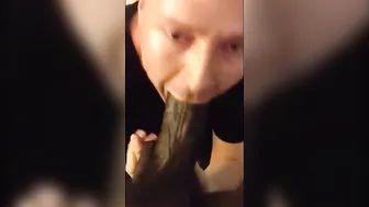 Amateur blanco haciendo garganta profunda a una gran polla negra