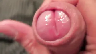 Tipo no circuncidado se masturba en el sofá y dispara semen en prim...
