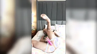 Jeune minet profite d'une masturbation anale avec sextoy en solo