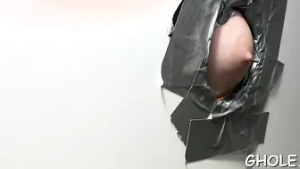 Twink faz boquete profundo em gloryhole em cena amadora de grupo