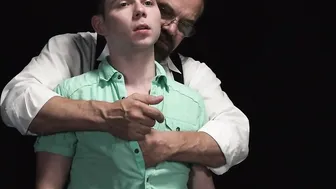 Der twink danny wird von daddy ballards großem schwanz anal gefickt