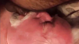 Daddy oso hace una garganta profunda a un hunk en sesión de mamada ...