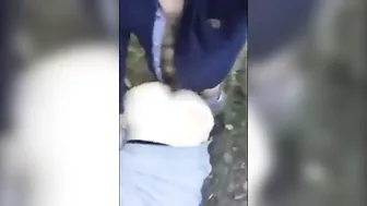 Trío amateur al aire libre bareback con turco